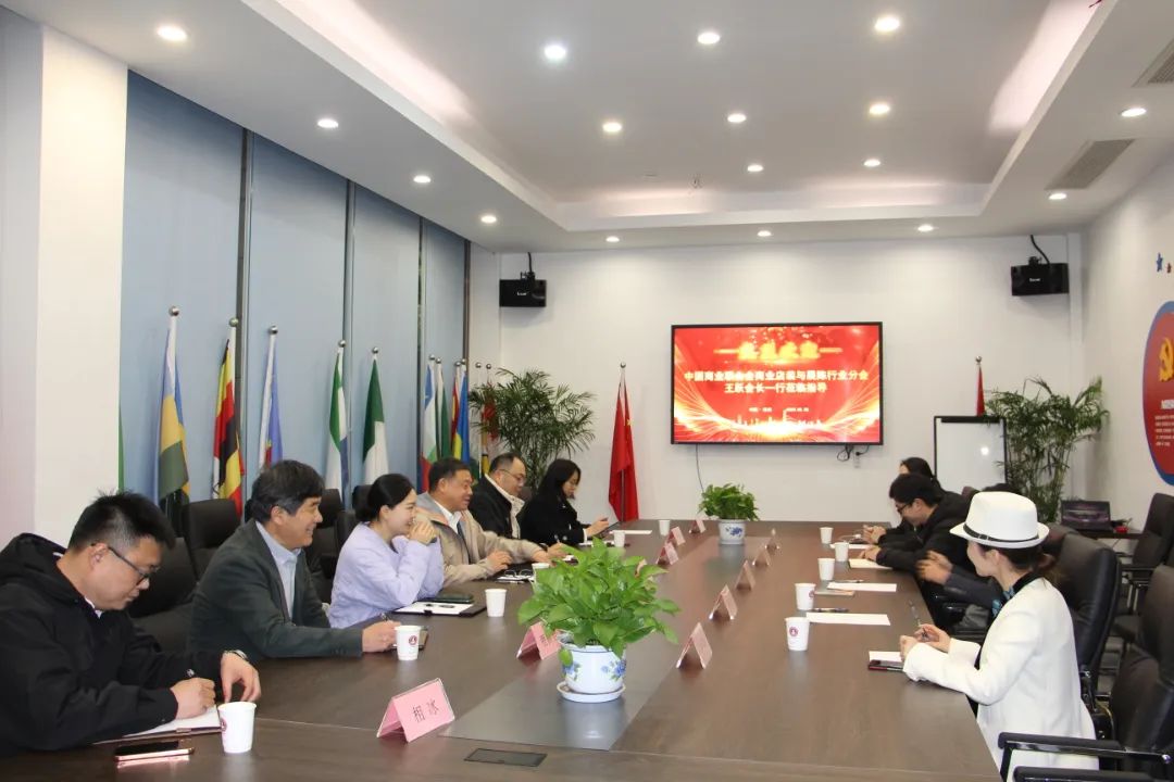 中國商聯(lián)商業(yè)店裝與展陳行業(yè)分會會長王躍一行到訪浙江工商大學(xué)創(chuàng)業(yè)園參觀交流、共促發(fā)展